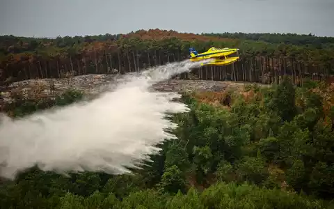 Im französischen Waldbrandgebiet an der Atlantikküste bekämpft die Feuerwehr weiterhin Brandherde mit Löschflugzeugen. - Foto: Sarah Meyssonnier/Reuters Pool/AP/dpa