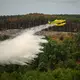 Im französischen Waldbrandgebiet an der Atlantikküste bekämpft die Feuerwehr weiterhin Brandherde mit Löschflugzeugen. - Bild: Sarah Meyssonnier/Reuters Pool/AP/dpa
