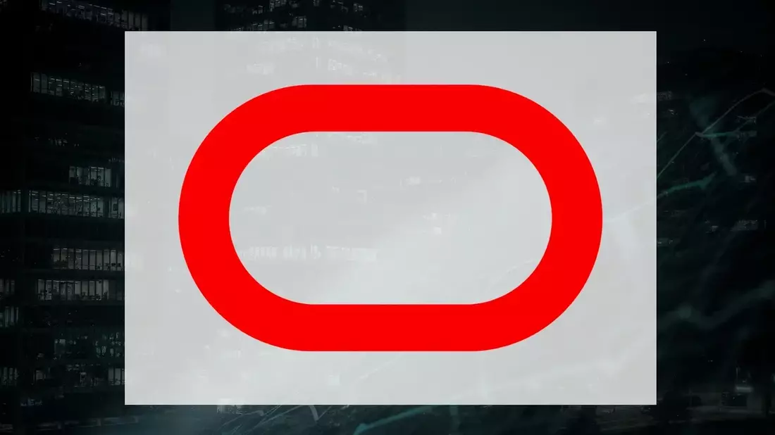 Oracle Stock vs Bonds: Diverging Signals Amid Downgrade and Cloud Growth