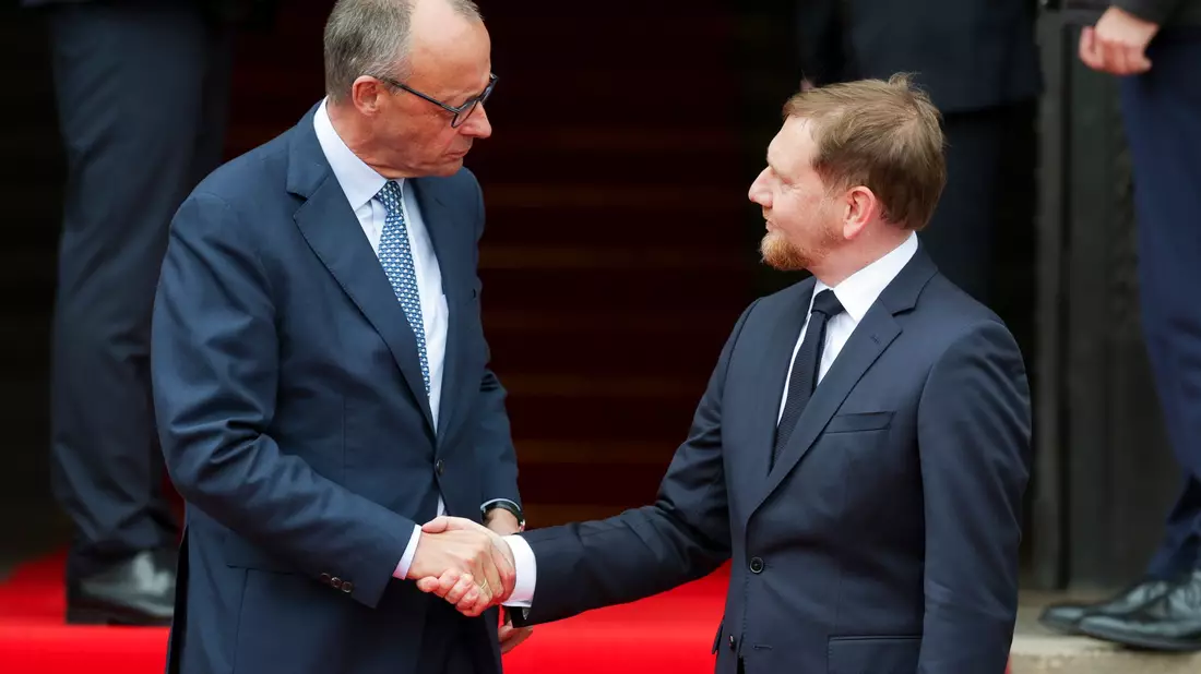 Sachsens Ministerpräsident Michael Kretschmer - hier beim Antrittsbesuch des Kanzlers vergangenes Jahr - fährt bei der Rente Friedrich Merz in die Parade. (Archivfoto) - Bild: Jan Woitas/dpa