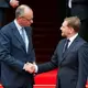 Sachsens Ministerpräsident Michael Kretschmer - hier beim Antrittsbesuch des Kanzlers vergangenes Jahr - fährt bei der Rente Friedrich Merz in die Parade. (Archivfoto) - Bild: Jan Woitas/dpa