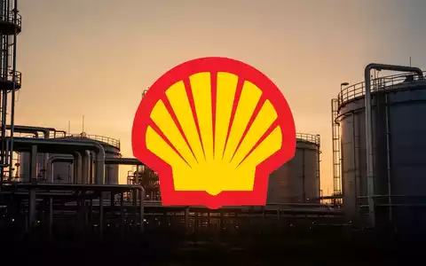 Abstrakte Industriekulisse einer Energieanlage bei Sonnenuntergang als Symbol für Kapitalrückflüsse im Energiesektor. - Foto: über boerse-global.de