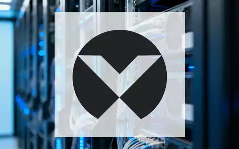 Moderne Rechenzentrum-Infrastruktur mit Server-Racks und Glasfaserverkabelung in professioneller Beleuchtung. - Foto: über boerse-global.de
