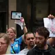 Vor dem Gerichtssaal verschafften sich betroffene Familien Gehör.  - Bild: Scott Heppell/PA Wire/dpa