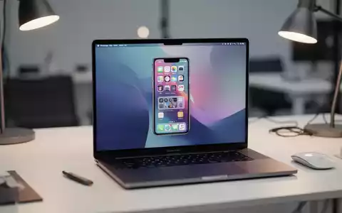 Ein MacBook-Bildschirm zeigt eine iPhone-Spiegelungsoberfläche auf einem aufgeräumten Schreibtisch. - Foto: über boerse-global.de