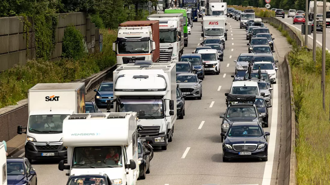 Schleppender Verkehr auf der A1 bei Hamburg - Bild: Ulrich Perrey/dpa