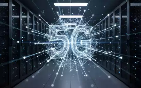 Abstrakte Darstellung einer digitalen Mobilfunk-Netzwerkinfrastruktur mit leuchtenden Datenknoten in einem Serverraum. - Foto: über boerse-global.de