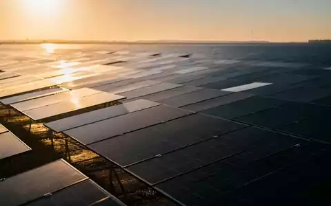 Moderne Solarpark-Anlage bei Sonnenuntergang als Symbol für den Clean Energy ETF - Foto: über boerse-global.de
