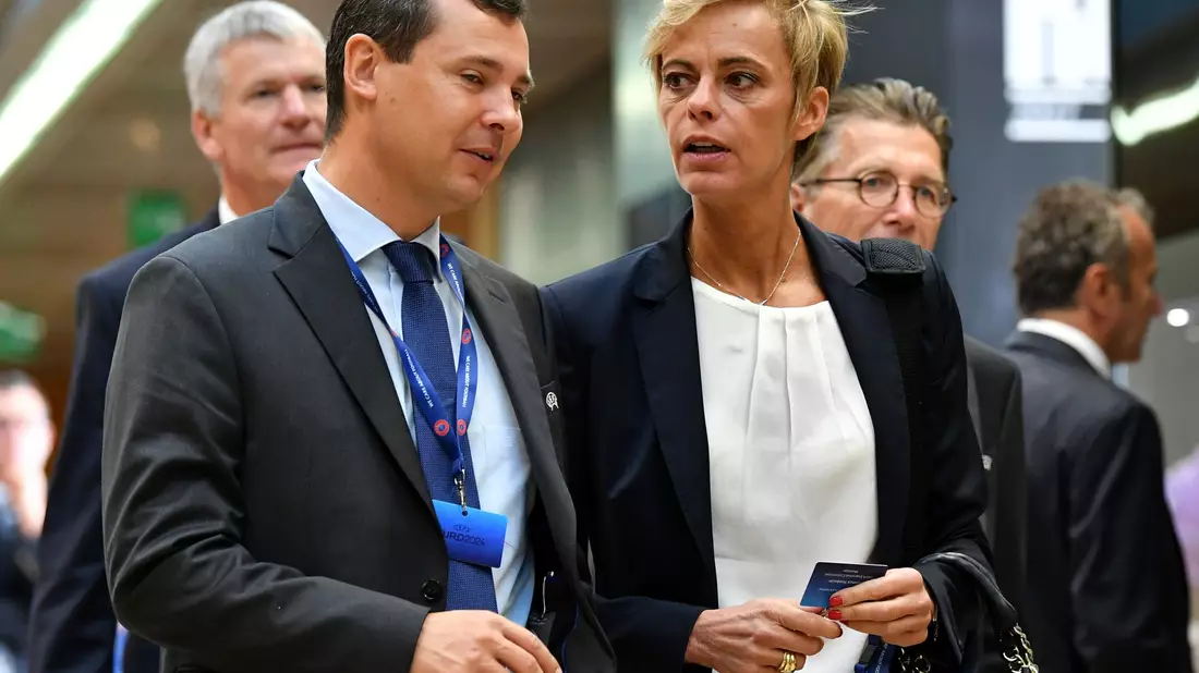 FIFA-Direktor Kevin Lamour (l) erhebt schwere Vorwürfe gegen Weltverbands-Chef Gianni Infantino. (Archivbild) - Bild: Harold Cunningham/UEFA via Getty Images/dpa