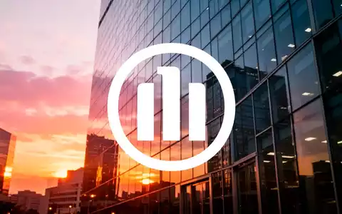 Moderne Glasfassade eines Bürogebäudes bei Sonnenuntergang als Symbol für Finanzwachstum und institutionelle Stabilität. - Foto: über boerse-global.de