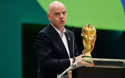 Spielen 2030 noch mehr Teams bei der Endrunde um den WM-Pokal? (Archivbild) - Foto: Tony Gutierrez/AP/dpa