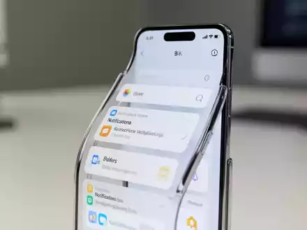 Ein Smartphone zeigt eine aufgeräumte Benutzeroberfläche mit organisierten Nachrichtenordnern für Geschäftskommunikation. - Foto: über boerse-global.de