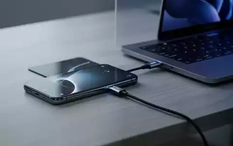 Ein Smartphone, das über ein USB-Kabel mit einem Laptop verbunden ist, um Systemwartungen oder Wiederherstellungen durchzuführen. - Foto: über boerse-global.de