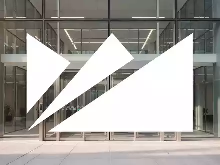 Moderne, automatisierte Glastüren eines Bürogebäudes bei Tageslicht. - Foto: über boerse-global.de