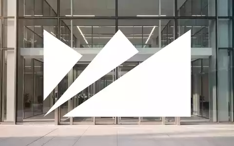 Moderne, automatisierte Glastüren eines Bürogebäudes bei Tageslicht. - Foto: über boerse-global.de