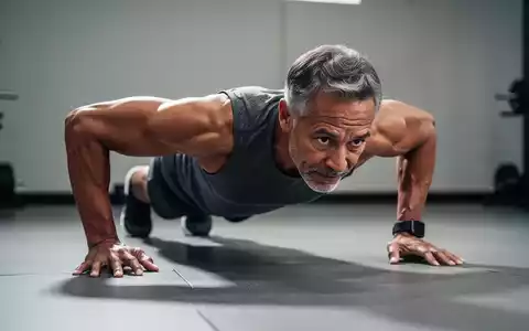 Eine Person mittleren Alters führt in einem Fitnessstudio kontrollierte Liegestütze aus. - Foto: über boerse-global.de