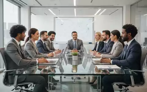 Ein diverses Team in einem modernen, barrierefreien Büro bei einer Besprechung, symbolisiert Inklusion am Arbeitsplatz. - Foto: über boerse-global.de