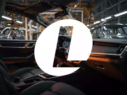 Abstrakte Darstellung einer modernen Automobilfertigung mit Fokus auf industrielle Dynamik und Marktstimmung. - Foto: über boerse-global.de