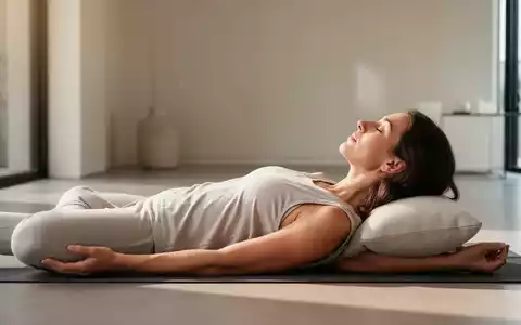Eine Person praktiziert entspannt eine Body-Scan-Meditation in einem hellen, minimalistischen Raum zur Stressbewältigung. - Foto: über boerse-global.de