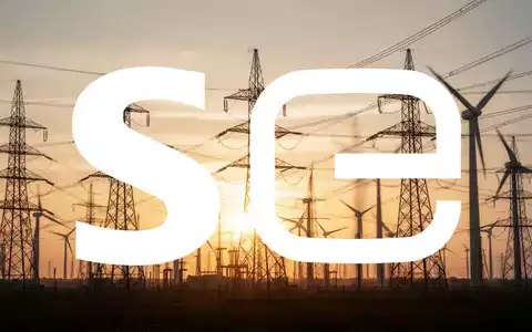 Moderne Energieinfrastruktur mit Strommasten und Windrädern bei Sonnenaufgang als Symbol für den Energiesektor. - Foto: über boerse-global.de