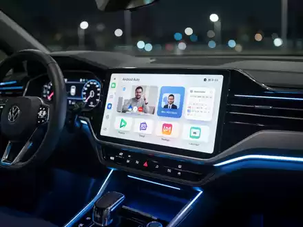 Modernes Infotainment-Display in einem Auto mit Android Auto Benutzeroberfläche für Produktivitäts-Apps. - Foto: über boerse-global.de