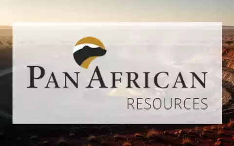 Großer Tagebau in einer afrikanischen Landschaft bei Sonnenuntergang, symbolisch für den Bergbau-Sektor. - Foto: über boerse-global.de