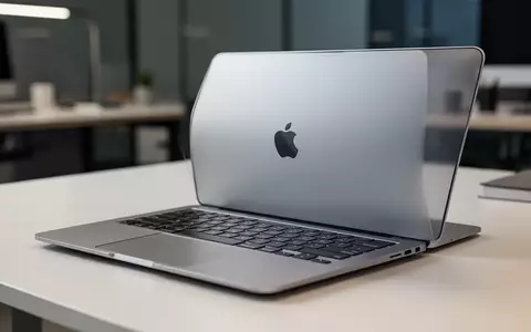 Ein silbernes MacBook Air auf einem modernen, minimalistischen Schreibtisch in einem hellen Büro. - Foto: über boerse-global.de
