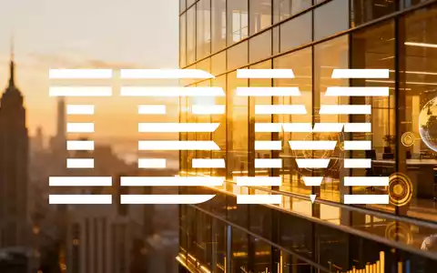 Abstraktes, modernes Bürogebäude bei Sonnenuntergang als Symbol für Unternehmensberatung und digitale Transformation. - Foto: über boerse-global.de