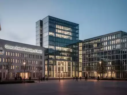 Das Bundesministerium für Gesundheit in Berlin bei Dämmerung, architektonische Außenansicht. - Foto: über boerse-global.de