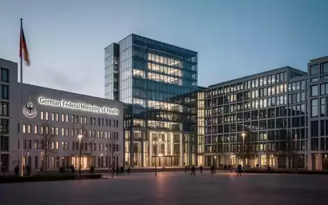 Das Bundesministerium für Gesundheit in Berlin bei Dämmerung, architektonische Außenansicht. - Foto: über boerse-global.de