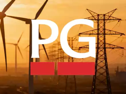 Abstrakte Darstellung moderner Infrastrukturprojekte bei Sonnenaufgang mit Windkraftanlagen und Stromleitungen. - Foto: über boerse-global.de
