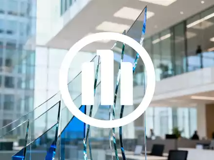 Modernes Versicherungsgebäude als Symbol für strategische Unternehmensübernahme und Wachstum. - Foto: über boerse-global.de