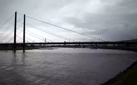 Rheinkniebrücke am Rhein bei Düsseldorf - Foto: via dts Nachrichtenagentur