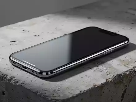 Ein modernes Smartphone auf einer Betonoberfläche, um die robuste Bauweise und Materialqualität zu verdeutlichen. - Foto: über boerse-global.de