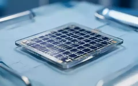 Ein hochmoderner, ultra-dünner subretinaler Mikrochip für die Behandlung von Makuladegeneration auf einem Labortisch. - Foto: über boerse-global.de