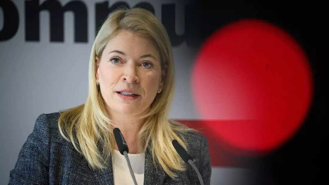 Bahnchefin Evelyn Palla würde dem eigenen Konzern die Schulnote 3 geben. (Archivbild) - Bild: Bernd von Jutrczenka/dpa