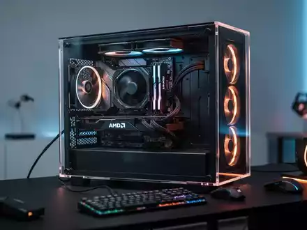 Ein moderner Gaming-PC mit sichtbarer AMD-Grafikkarte in einem beleuchteten Gehäuse. - Foto: über boerse-global.de