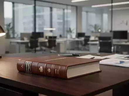 Ein hochwertiges Fachbuch zum Einkommensteuergesetz auf einem Schreibtisch in einer modernen Kanzlei. - Foto: über boerse-global.de