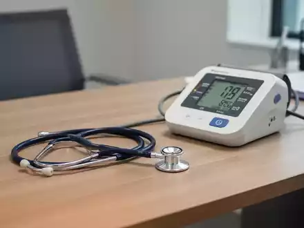 Stethoskop und Blutdruckmessgerät auf einem Schreibtisch als Symbol für kardiovaskuläre Gesundheitsvorsorge. - Foto: über boerse-global.de