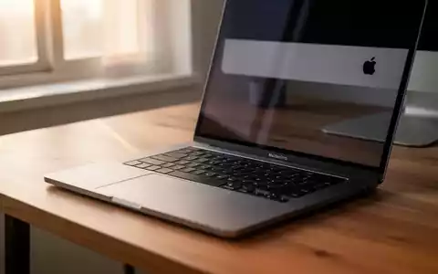 Ein moderner Schreibtisch mit einem MacBook Pro in einem hellen, professionellen Arbeitsumfeld. - Foto: über boerse-global.de