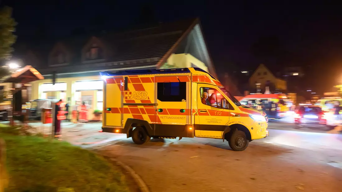 Für die Einsatzkräfte war die Lage in der Dunkelheit unübersichtlich. - Bild: Robert Michael/dpa