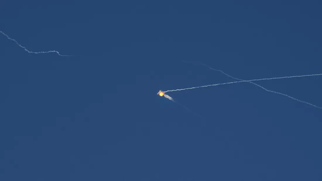 Bei einem erneuten Raketenangriff Russlands auf die Ukraine sterben wieder mehrere Menschen. (Archivbild) - Bild: Evgeniy Maloletka/AP/dpa