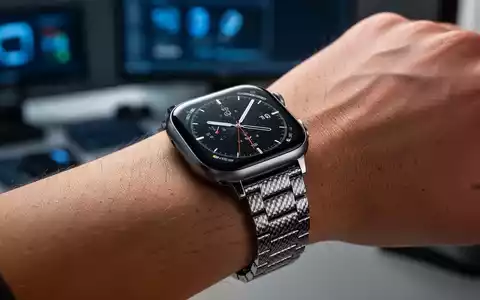 Nahaufnahme einer Premium-Smartwatch mit Metallgliederband am Handgelenk in einem professionellen Umfeld. - Foto: über boerse-global.de
