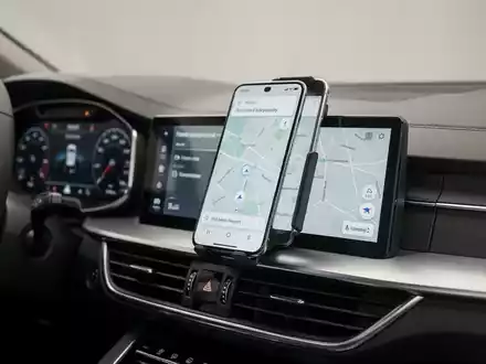 Modernes Auto-Display mit Smartphone-Verbindung zur Fehlerbehebung von Apple CarPlay. - Foto: über boerse-global.de