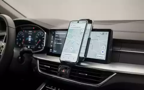 Modernes Auto-Display mit Smartphone-Verbindung zur Fehlerbehebung von Apple CarPlay. - Foto: über boerse-global.de