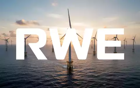 Moderne Offshore-Windkraftanlagen bei Sonnenuntergang als Symbol für den Energiesektor. - Foto: über boerse-global.de