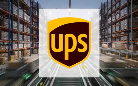 Modernes Logistikzentrum mit industriellen Regalsystemen und Fokus auf Effizienz in einer professionellen Aufnahme. - Foto: über boerse-global.de