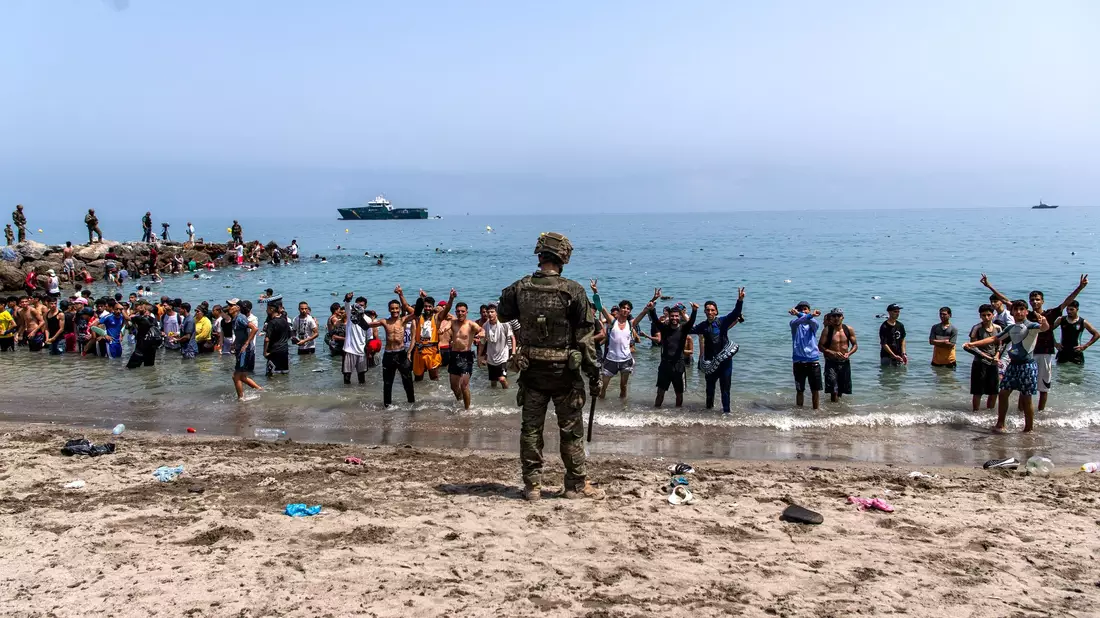 Spanische Soldaten blockierten den Zugang zum Strand. - Bild: Antonio Sempere/AP/dpa