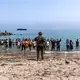 Spanische Soldaten blockierten den Zugang zum Strand. - Bild: Antonio Sempere/AP/dpa