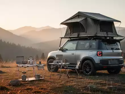 Minimalistisches Camping-Setup mit einem kompakten Fahrzeug, Dachzelt und reduzierter Küchenausrüstung in der Natur. - Foto: über boerse-global.de